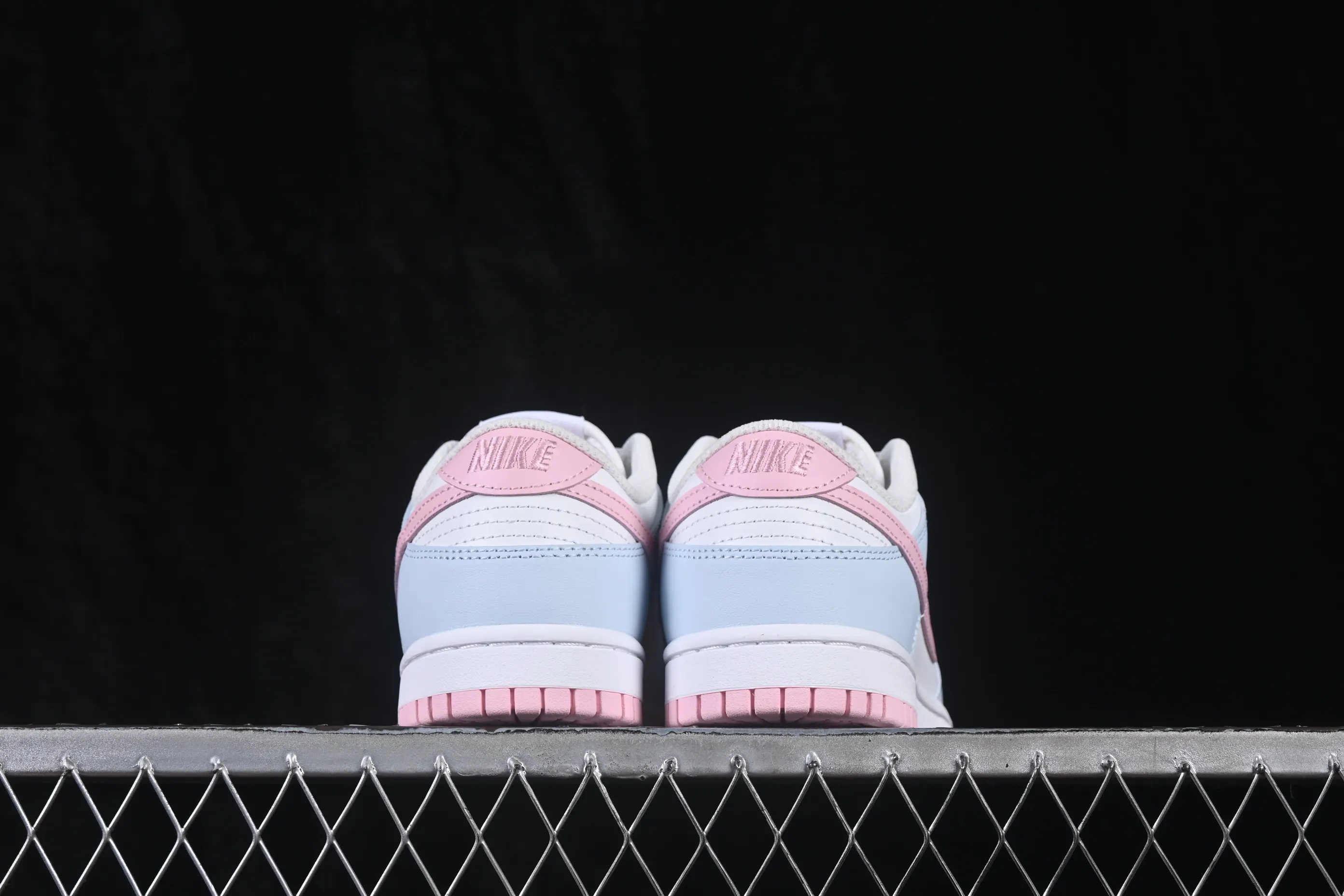 All categories Nk SB Dunk series Nk SB Dunk Low low-top sneakers Nike SB Dunk Low white, gray and pink color matching low-top casual sneakers IB3484-001